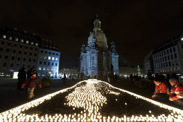 Godišnjica obilježena i paljenjem svijeća (Foto: AFP)